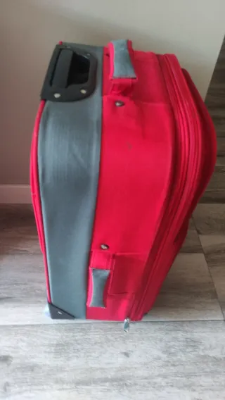 Maleta con ruedas medianana roja Valesa