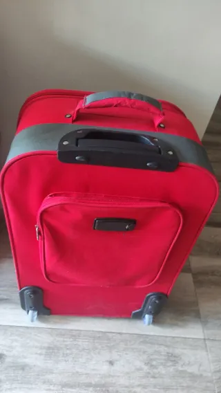 Maleta con ruedas medianana roja Valesa