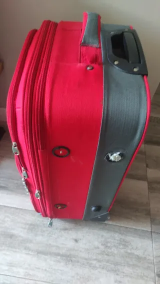Maleta con ruedas medianana roja Valesa