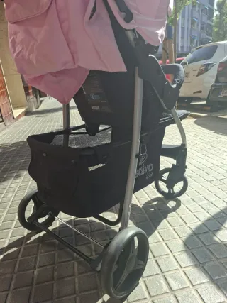 Carrito de bebé rosa y negro