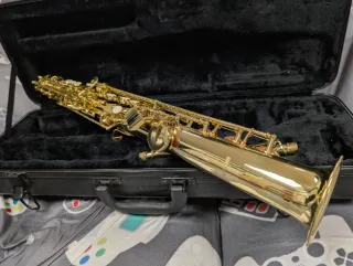 Saxofón Soprano Suzuki 2 Tudeles, boquilla, maleta