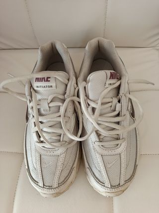 Zapatillas Nike Initiator Plata y Blancas