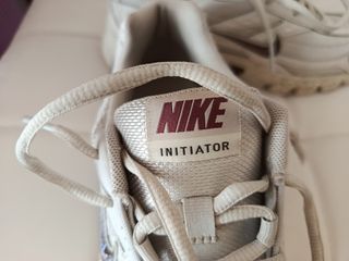 Zapatillas Nike Initiator Plata y Blancas