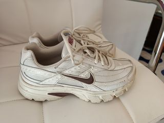 Zapatillas Nike Initiator Plata y Blancas