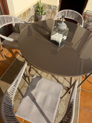 Mesa redonda exterior 1.20 diametro y 4 sillas