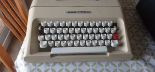 Máquina de escribir vintage negra