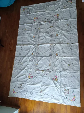 Tovaglia ricamata a mano con 12 tovaglioli