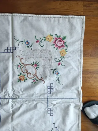 Tovaglia ricamata a mano con 12 tovaglioli