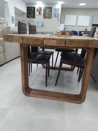 Mesa de comedor de madera rústica