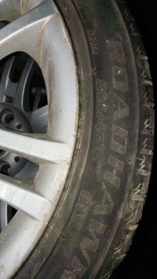 Llantas BMW con neumáticos nuevos.