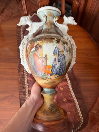 Jarrón clásico con figuras pintadas