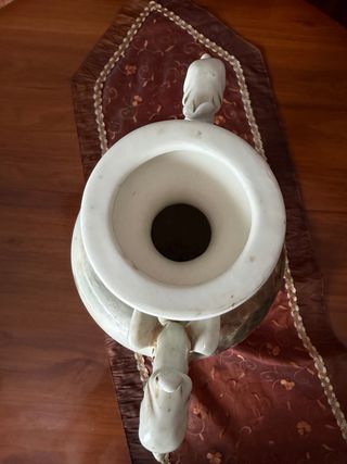 Jarrón clásico con figuras pintadas