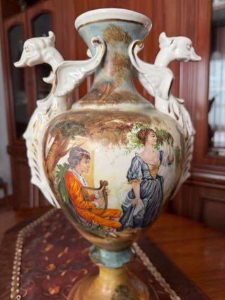 Jarrón clásico con figuras pintadas