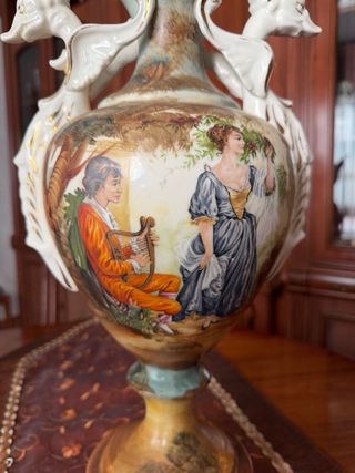 Jarrón clásico con figuras pintadas