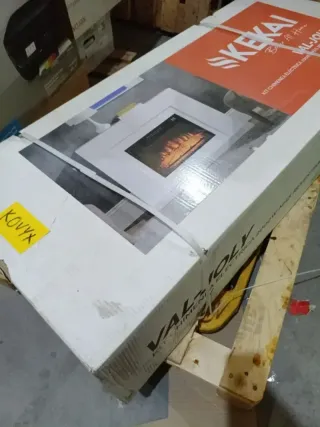 Chimenea eléctrica y moldura de acero y cristal