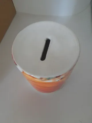 Hucha de cerámica con diseño de baloncesto