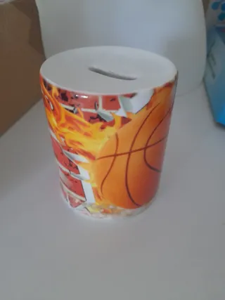 Hucha de cerámica con diseño de baloncesto