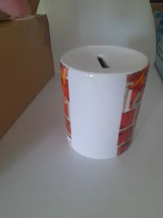 Hucha de cerámica con diseño de baloncesto