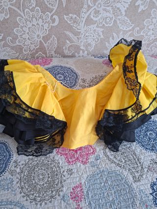 Blusa pirata amarilla con encaje negro