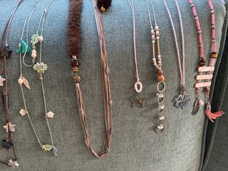 Lote de mas de 40 piezas collares bisutería nuevos