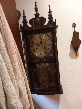 Reloj de pared antiguo a cuerda