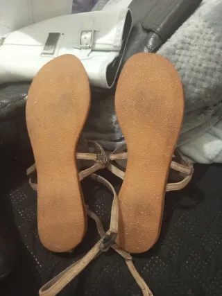 Sandálias Alma en Pena bege e douradas.