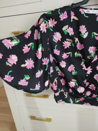Top blusa Zara floral negra y rosa