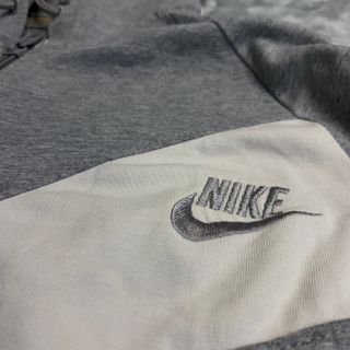 Chaqueta Nike Gris y Blanca