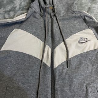 Chaqueta Nike Gris y Blanca