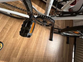 Bicicleta blanca prácticamente nueva para niñ@