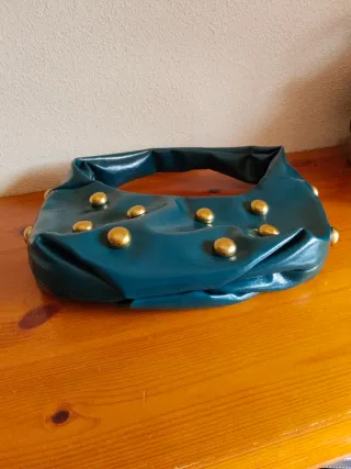 Bolso verde con tachuelas doradas