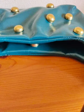 Bolso verde con tachuelas doradas