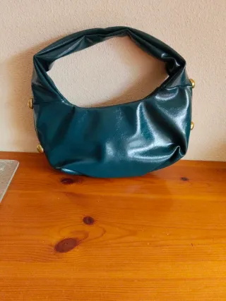 Bolso verde con tachuelas doradas
