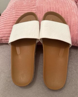 Sandalias blancas y marrones