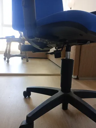 Silla de oficina azul y negra