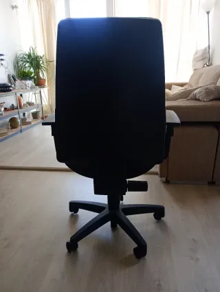 Silla de oficina azul y negra