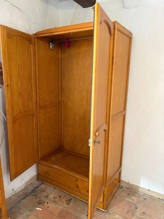 Armario de madera con cajones