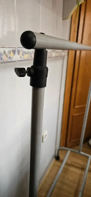 Perchero de hierro con ruedas