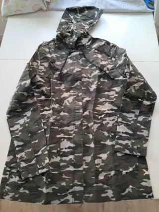 Chubasquero Zara Camuflaje Chica