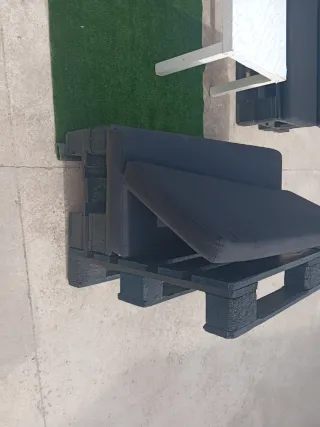 Set di divani in pallet neri e bianchi