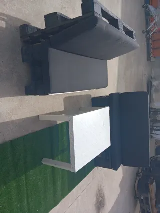 Set di divani in pallet neri e bianchi