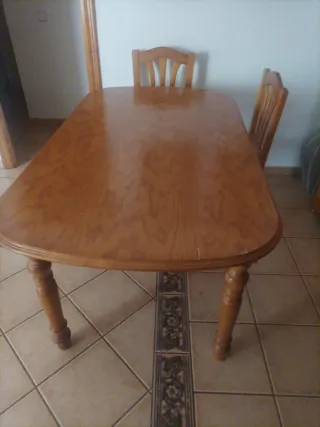 Mesa de comedor de madera