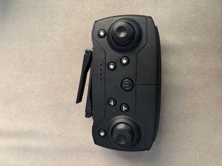 Dron gris con cámara y luces LED