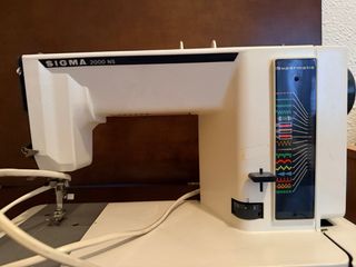 Máquina de coser con puertas y tiradores