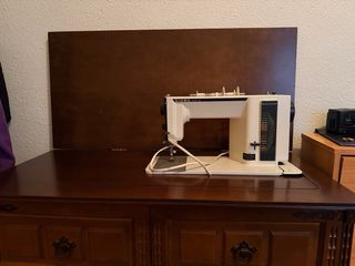Máquina de coser con puertas y tiradores