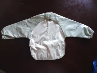 Babero con mangas y bolsillo