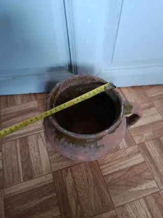 Olla de barro antigua para jardín