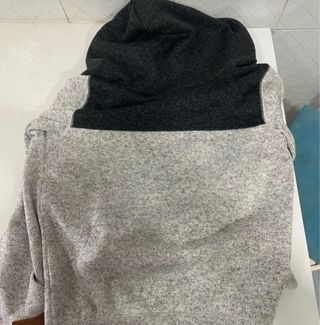 Chaqueta con capucha gris y negra niño