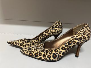 Zapatos de tacón con estampado de leopardo