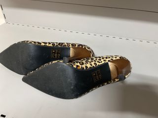 Zapatos de tacón con estampado de leopardo